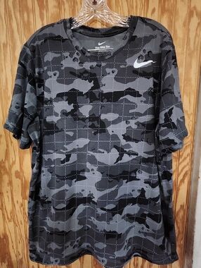 Nike Men’s Black & Gray Camo Short-Sleeve Tee